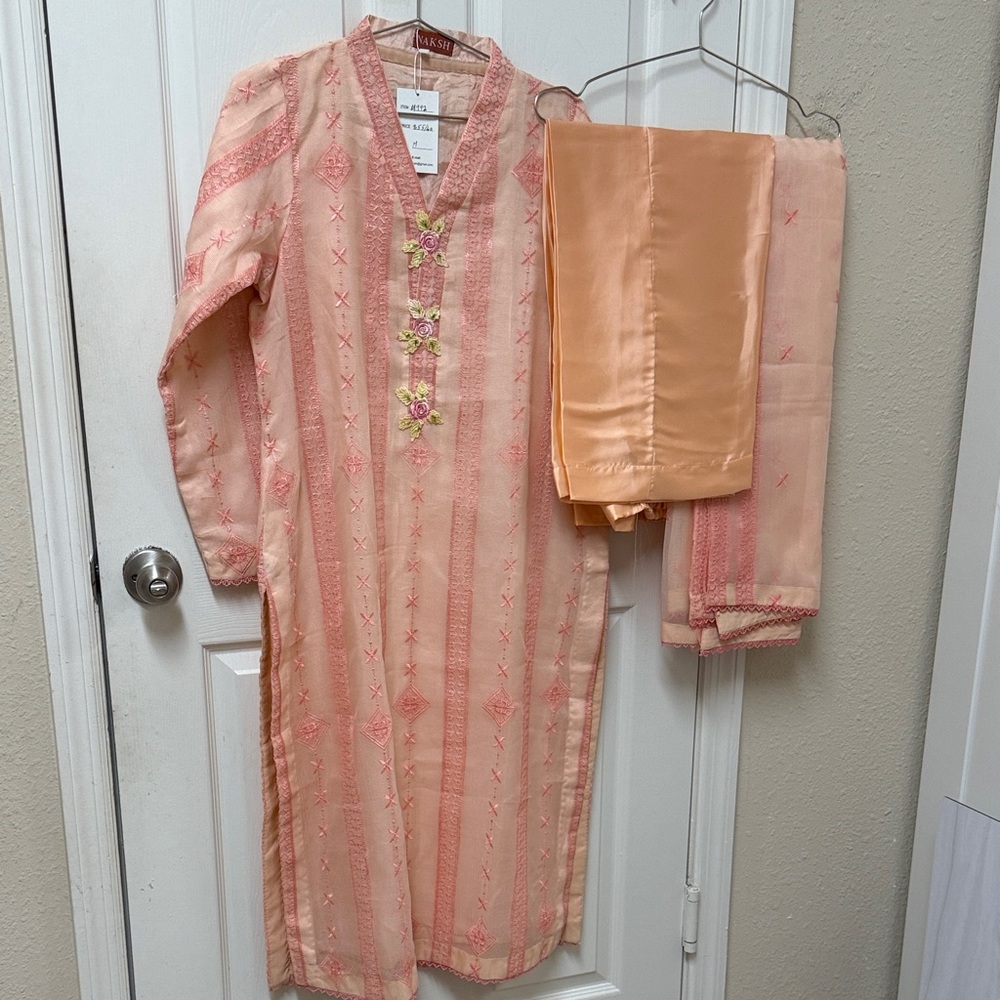 NWT Pakistani Indian Peach and Pink Embroidered Kurta Set with dupatta
